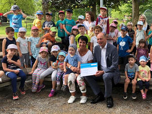 Minister Wolfgang Tiefensee überreicht der AWO Kita in Eisfeld Fördermittel.