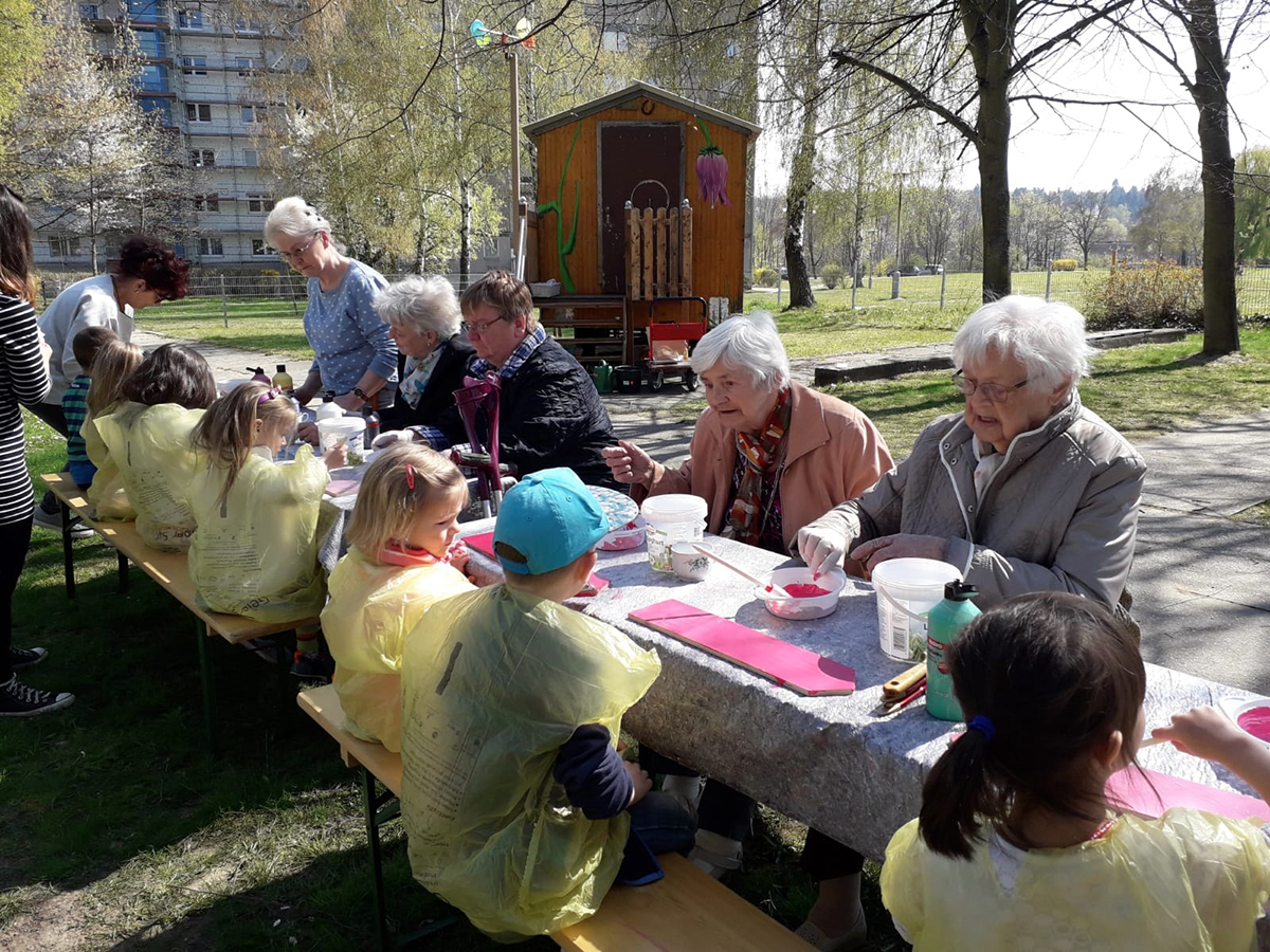 Jung und Alt sind im Garten aktiv.