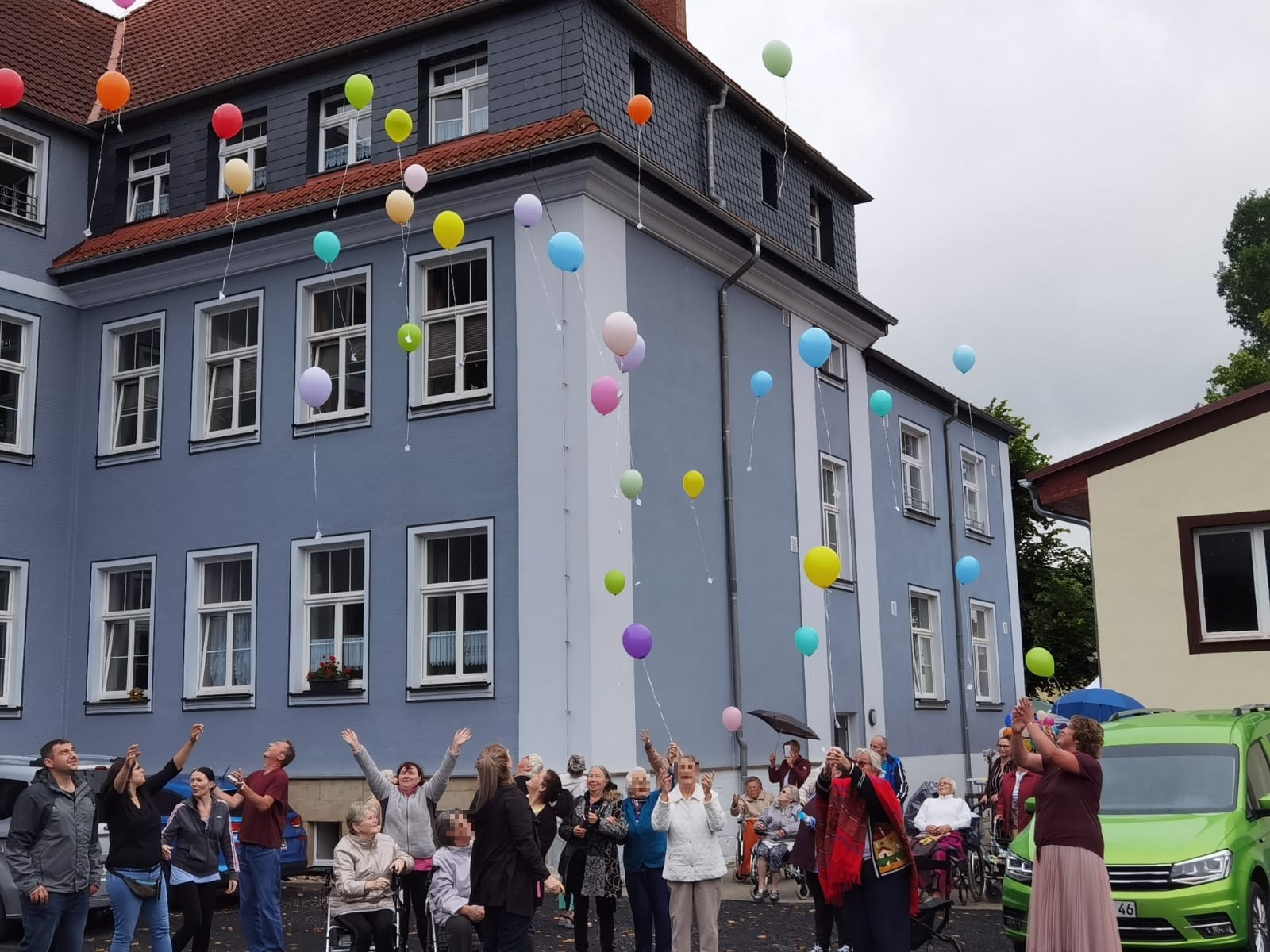 Viele bunte Ballons stiegen in den Barchfelder Himmel.