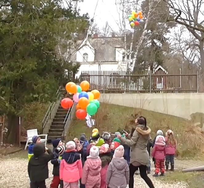 Kinder lassen Luftballons steigen